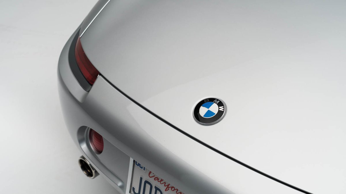 Retro designu BMW Z8 nedokázal odolat ani Steve Jobs (Foto: Karissa Hosek / RM Sotheby's)