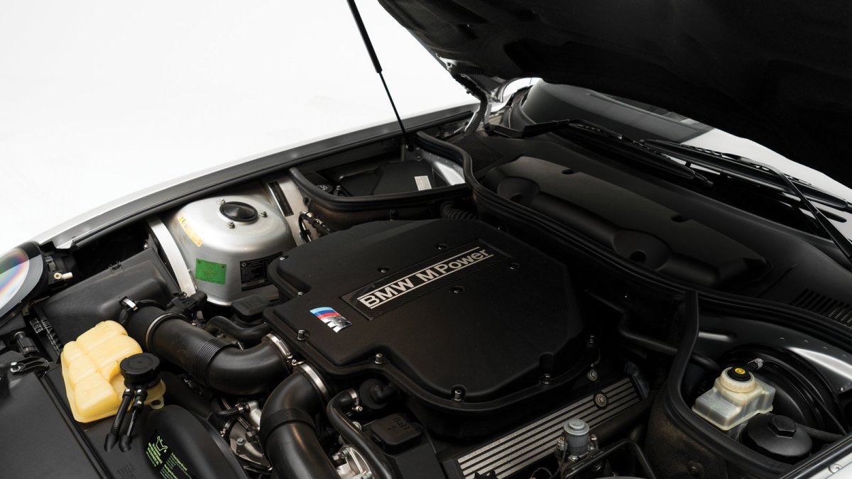 Retro designu BMW Z8 nedokázal odolat ani Steve Jobs (Foto: Karissa Hosek / RM Sotheby's)