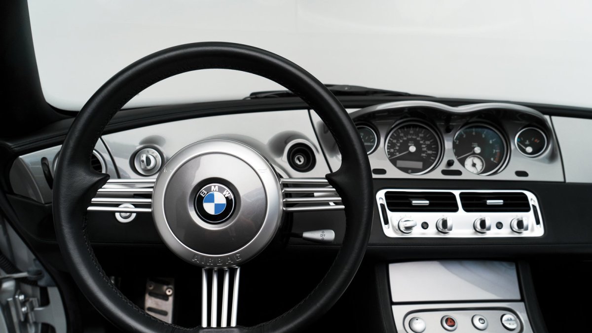 Retro designu BMW Z8 nedokázal odolat ani Steve Jobs (Foto: Karissa Hosek / RM Sotheby's)