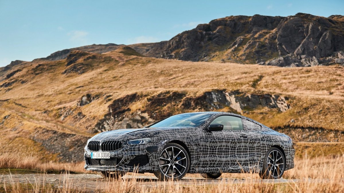 Nové BMW řady 8 během testování ve Walesu