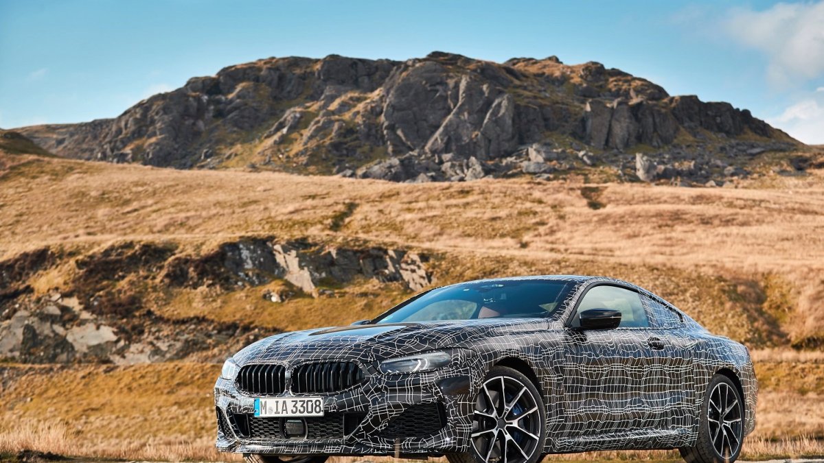 Nové BMW řady 8 během testování ve Walesu
