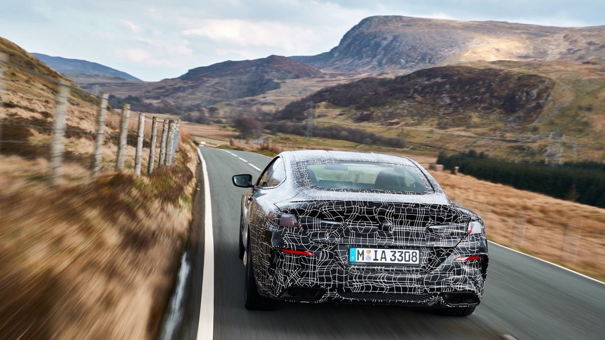 Nové BMW řady 8 během testování ve Walesu