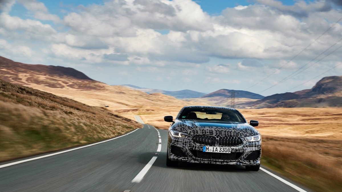Nové BMW řady 8 během testování ve Walesu