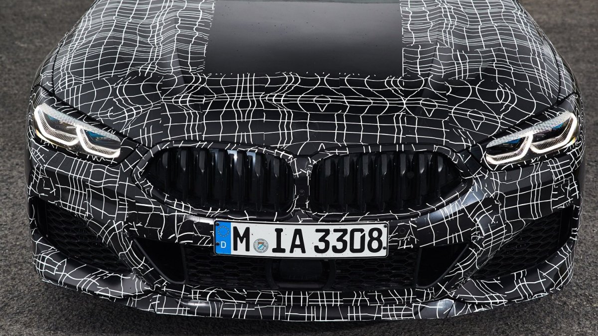 Nové BMW řady 8 během testování ve Walesu