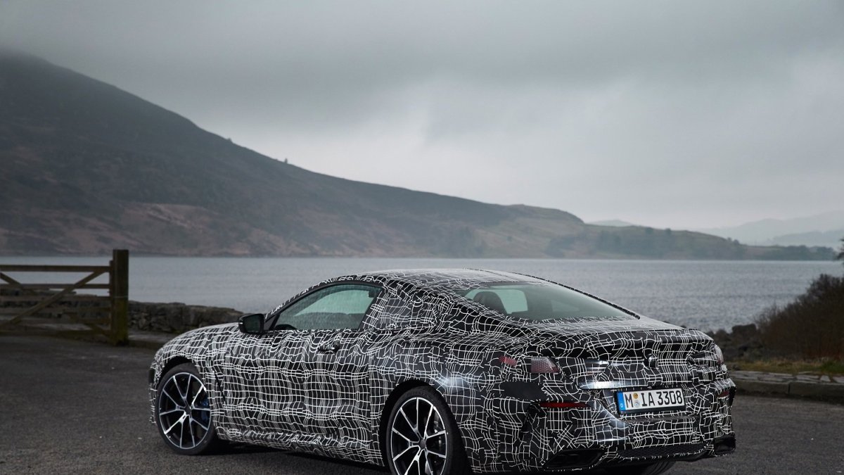 Nové BMW řady 8 během testování ve Walesu