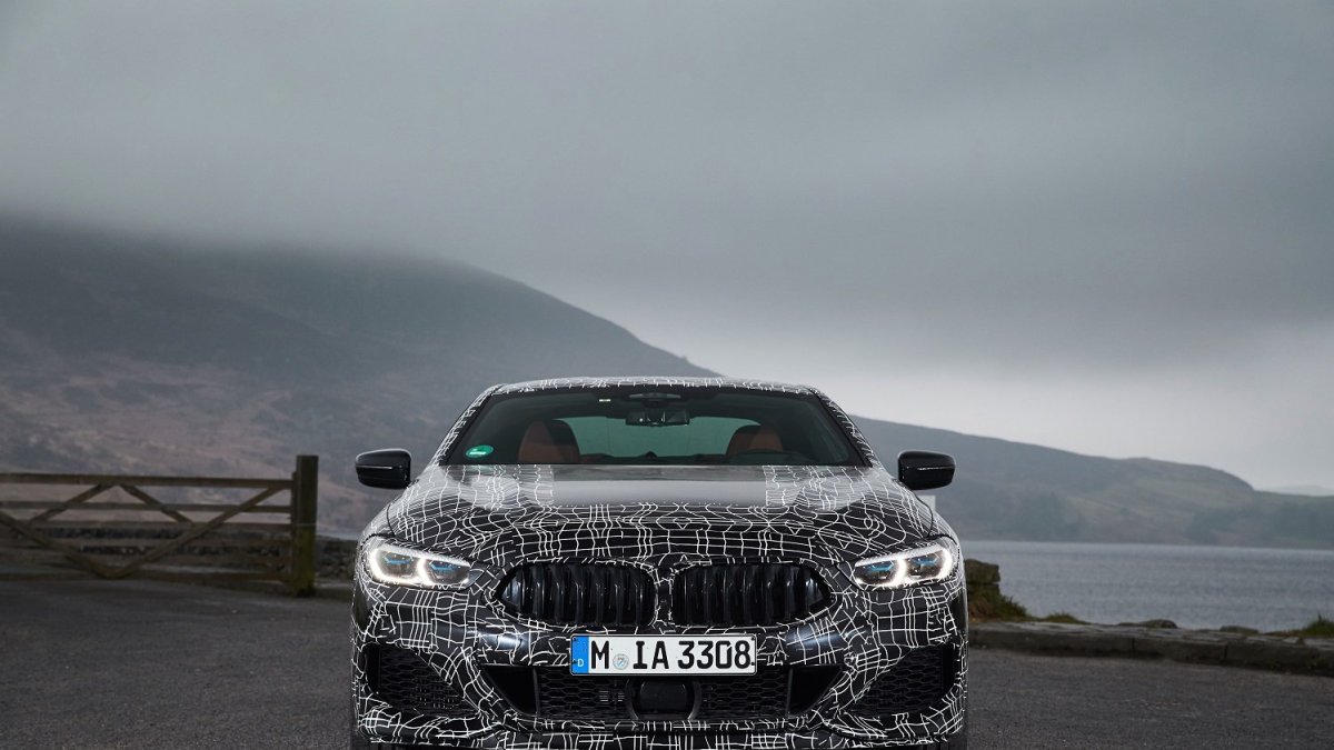 Nové BMW řady 8 během testování ve Walesu