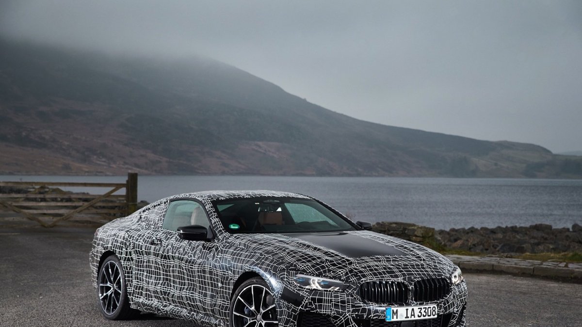 Nové BMW řady 8 během testování ve Walesu