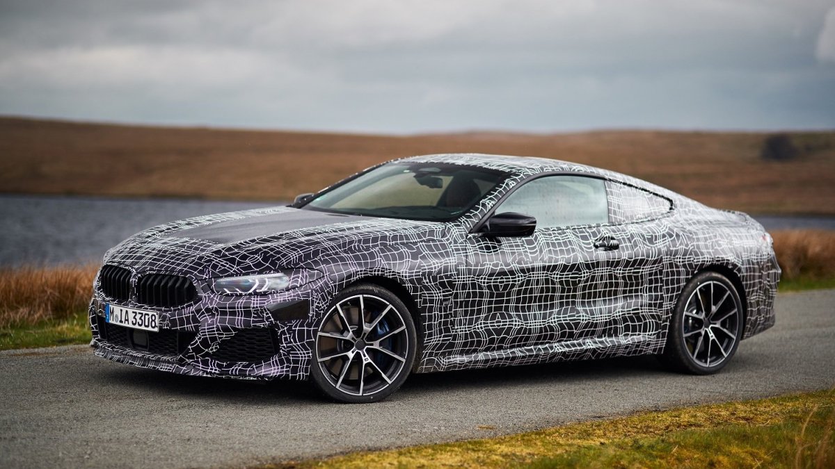 Nové BMW řady 8 během testování ve Walesu