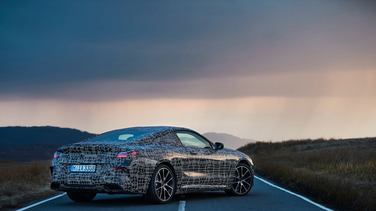 Nové BMW řady 8 během testování ve Walesu