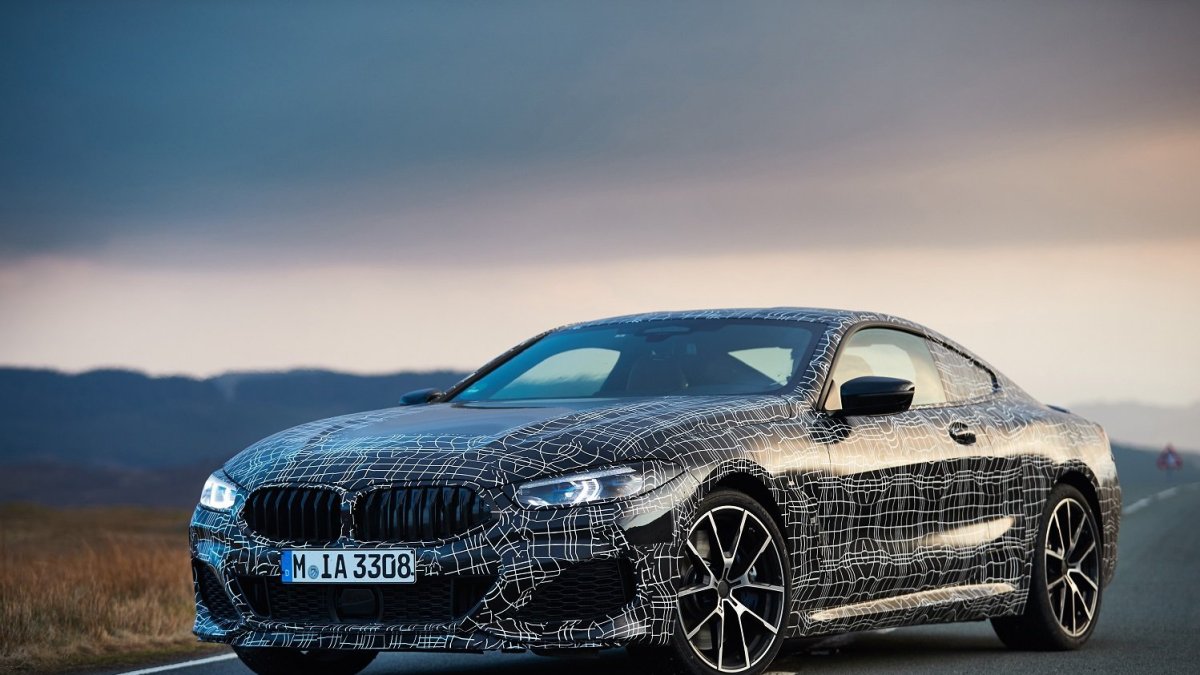Nové BMW řady 8 během testování ve Walesu