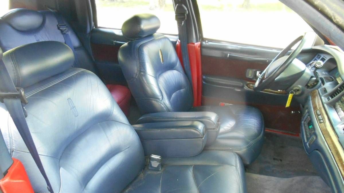 Lincoln Town Car převlečený za Rolls-Royce Phantom