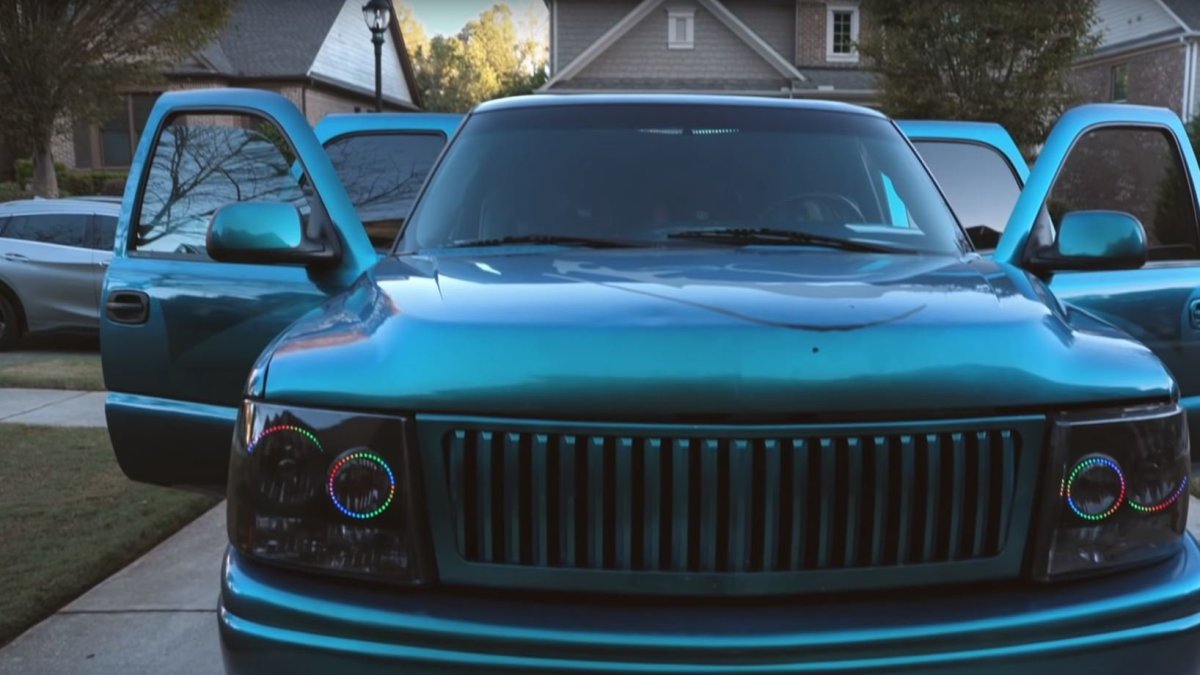 Jay "Joka" Jones naskládal do svého Chevroletu Tahoe 62 reproduktorů a 4 velké subwoofery