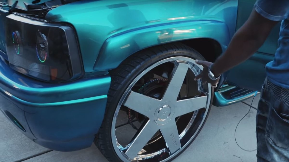 Jay "Joka" Jones naskládal do svého Chevroletu Tahoe 62 reproduktorů a 4 velké subwoofery