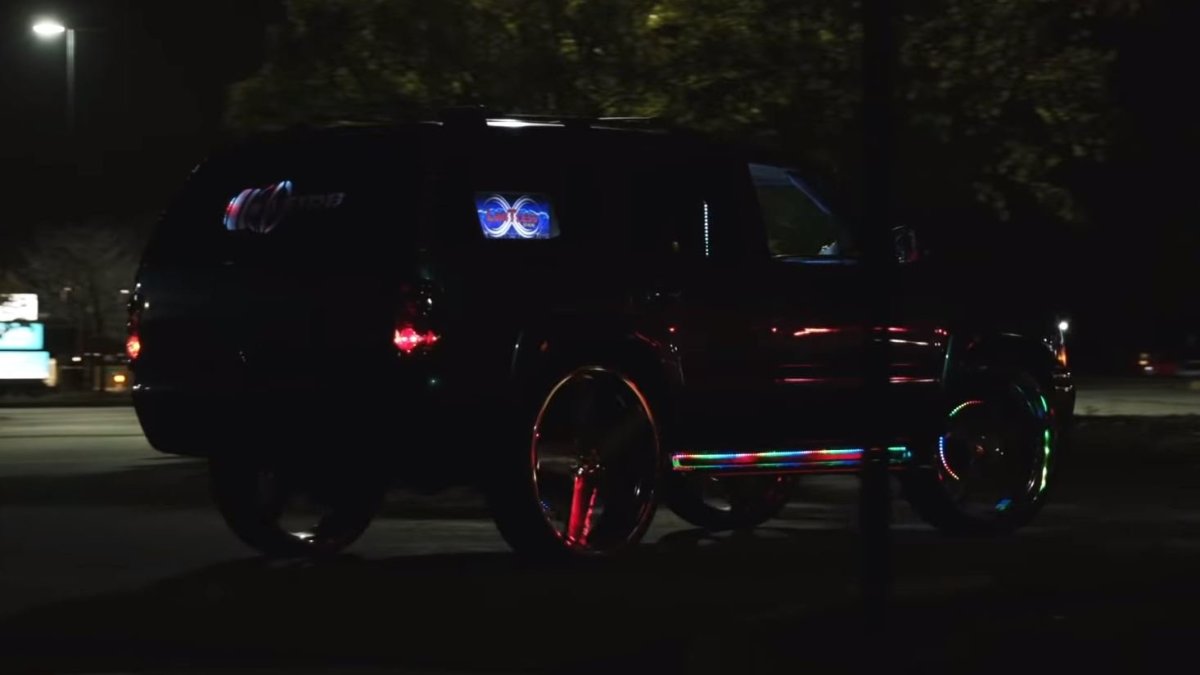 Jay "Joka" Jones naskládal do svého Chevroletu Tahoe 62 reproduktorů a 4 velké subwoofery