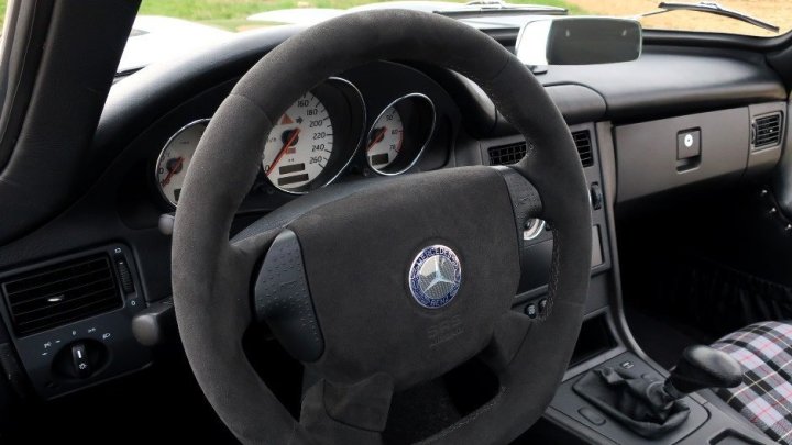 Mercedes-Benz SLK z roku 2000 se proměnil v téměř dokonalou repliku Mercedesu 300SL Gullwing
