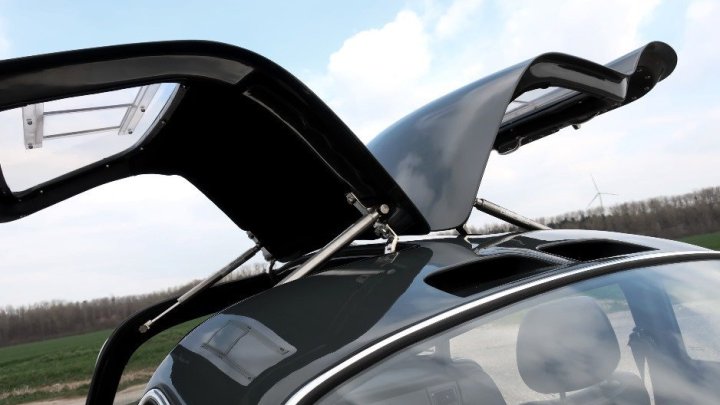 Mercedes-Benz SLK z roku 2000 se proměnil v téměř dokonalou repliku Mercedesu 300SL Gullwing