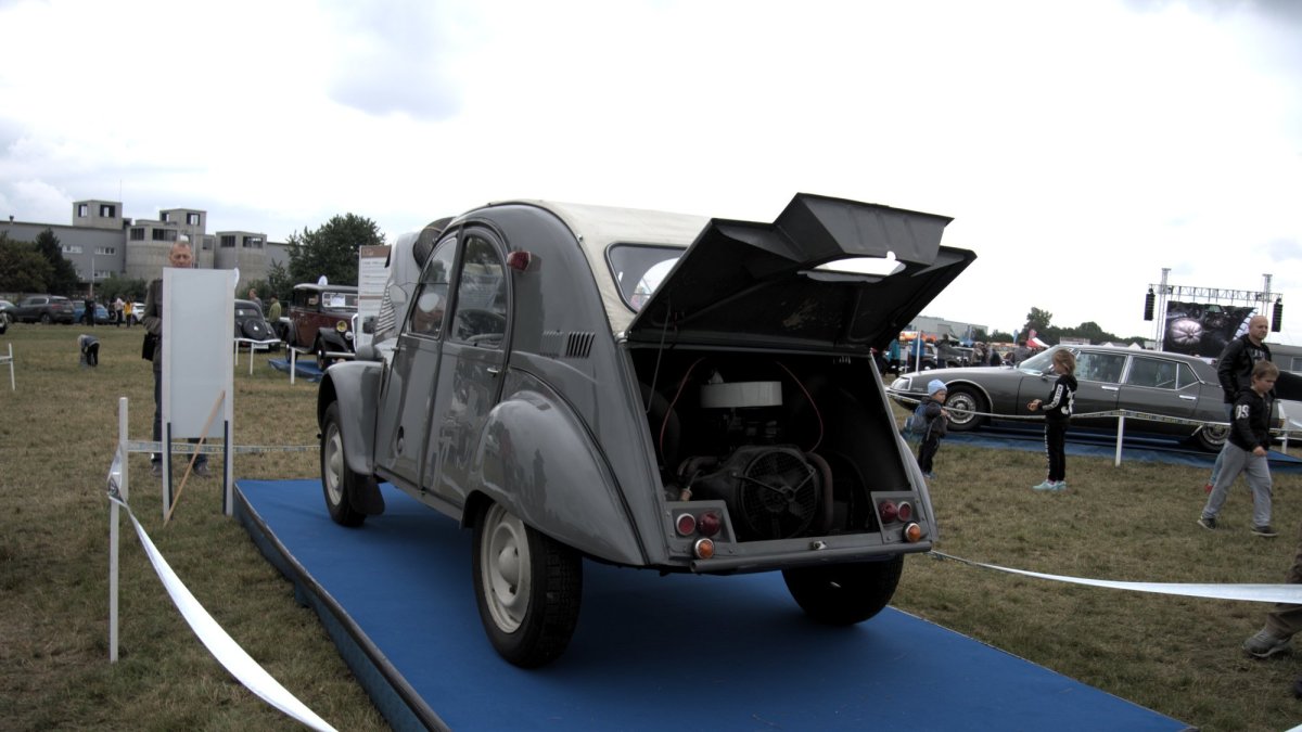 Citroën 2 CV 4x4 Sahara, každá náprava má svůj motor