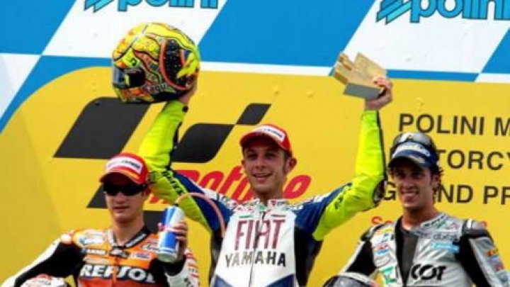 Rossi první a Simoncelli králem čtvrtlitrů