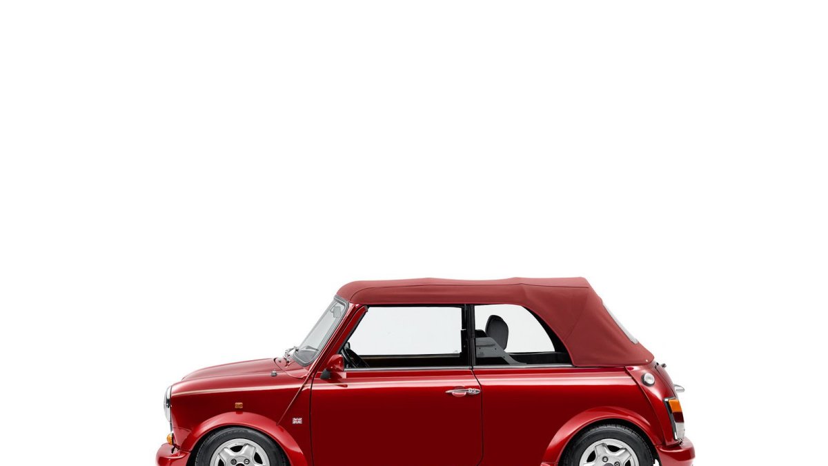 Pod kapotou se objevila 63koňová třináctistovka, Mini Cabrio první generace.