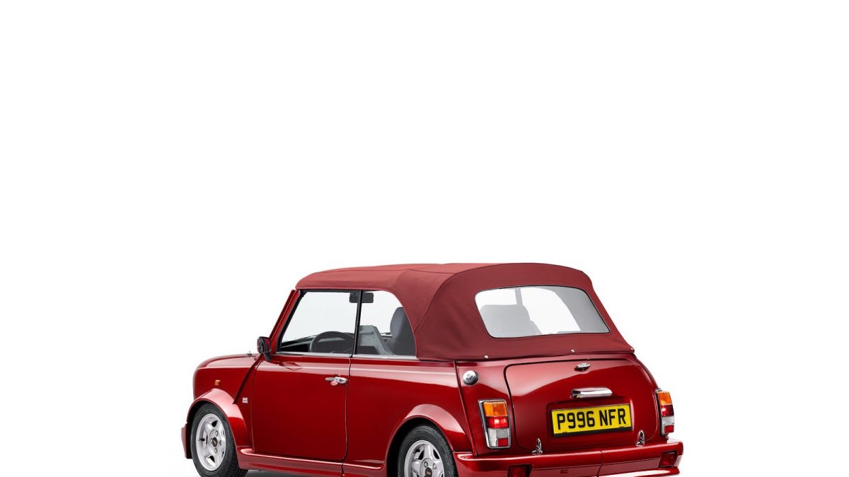 Oproti klasickému hatchbacku byly zesíleny prahy nebo upraveny oba nárazníky, Mini Cabrio první generace.