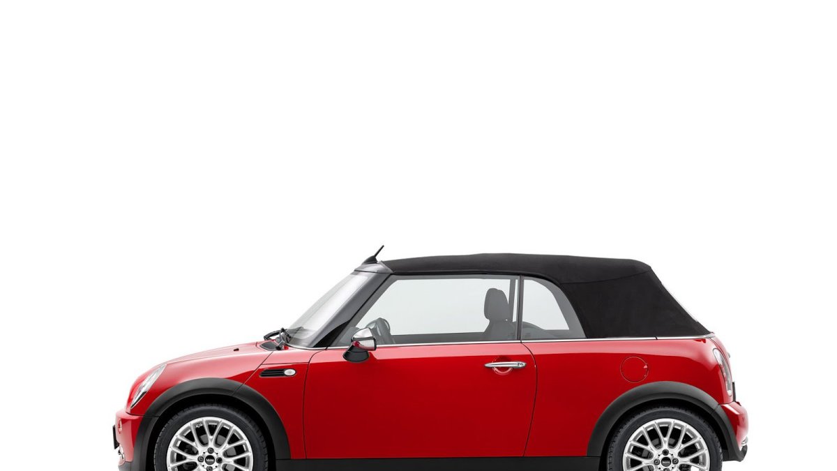 Karosérie je elegantní s i bez střechy, Mini Cabrio druhé generace.