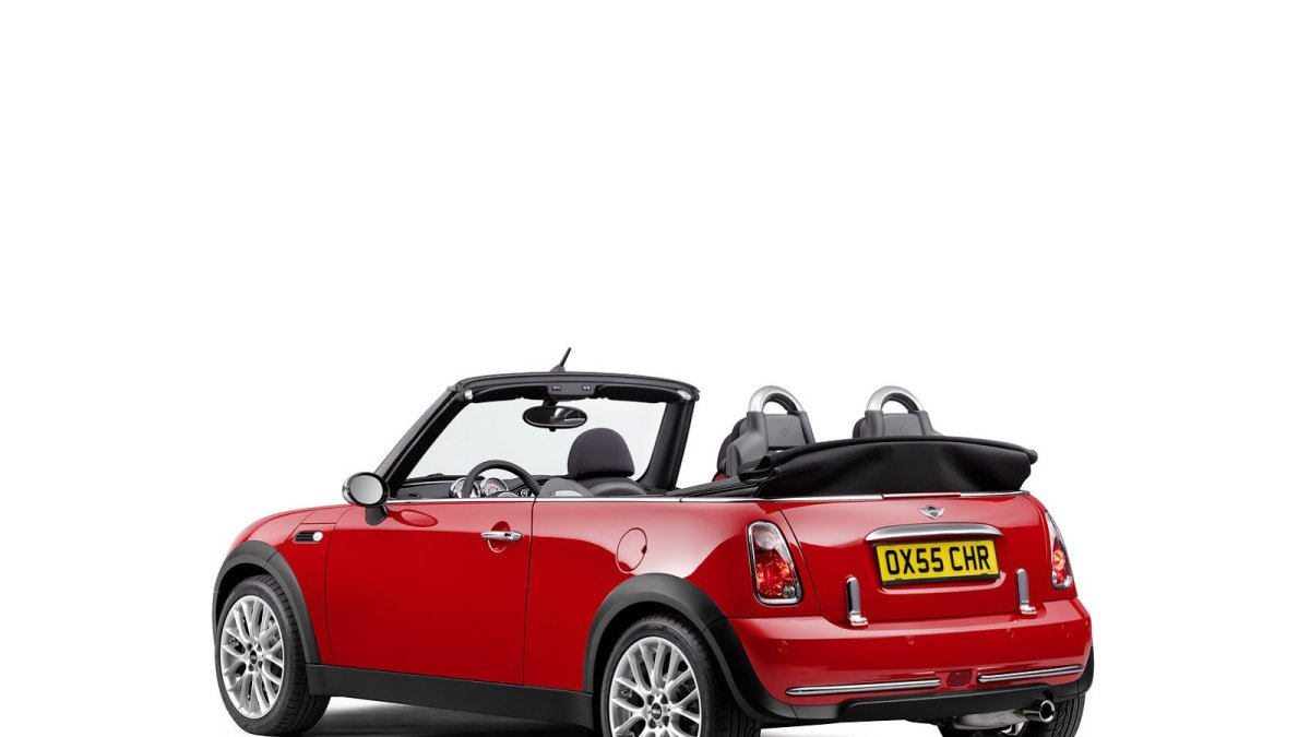 Vychytávkou je dolů se otevírající víko kufru, Mini Cabrio druhé generace.
