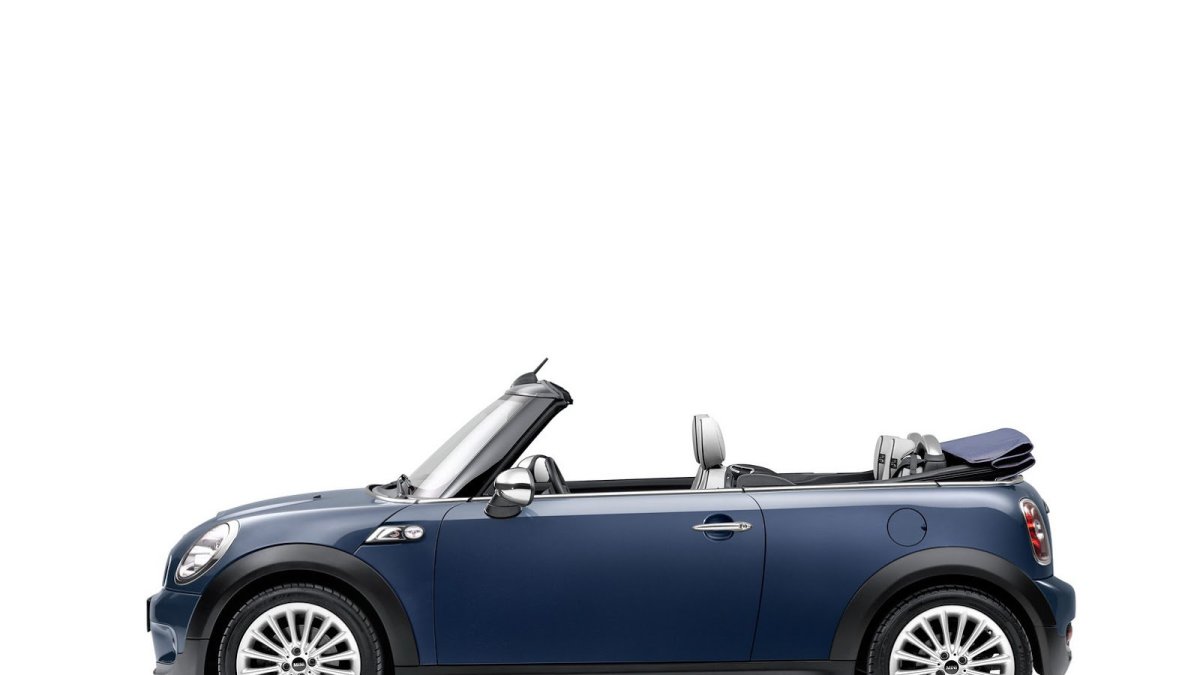 Čtyři místa k sezení zůstala zachována, Mini Cabrio třetí generace.