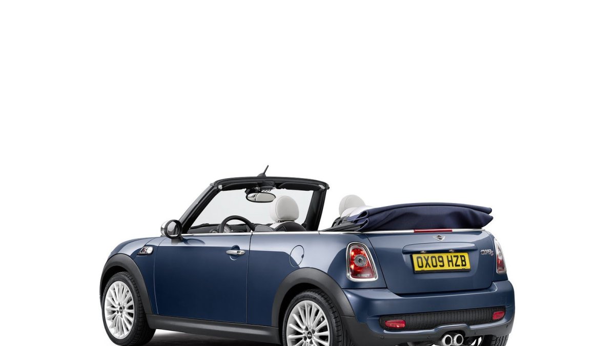 Kromě kabrioletu se toto provedení objevilo i jako dvoumístný Roadster, Mini Cabrio třetí generace.