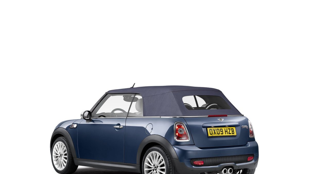 Novinkou bylo vyhřívané zadní okno, Mini Cabrio třetí generace.