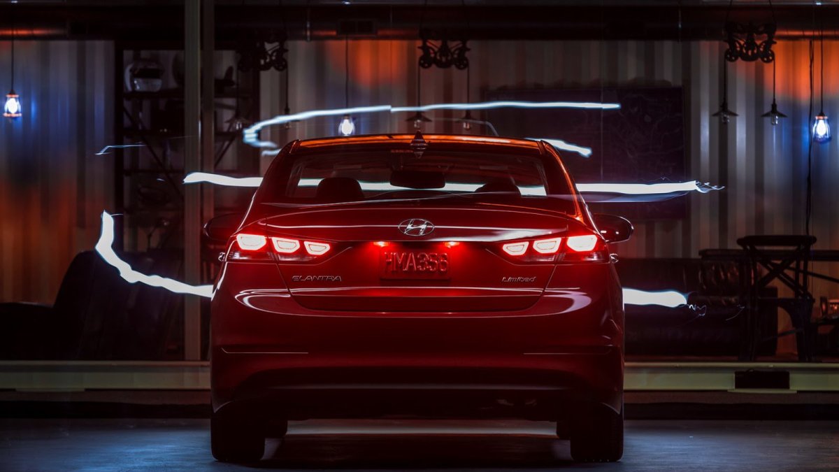 Vzadu najdeme full-LED světla, Hyundai Elantra.