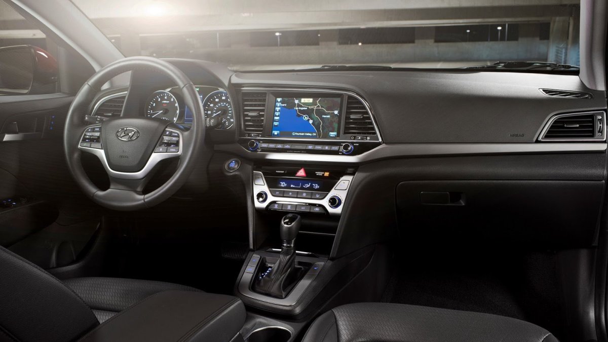 Středová konzole je mírně natočena k řidiči, Hyundai Elantra.