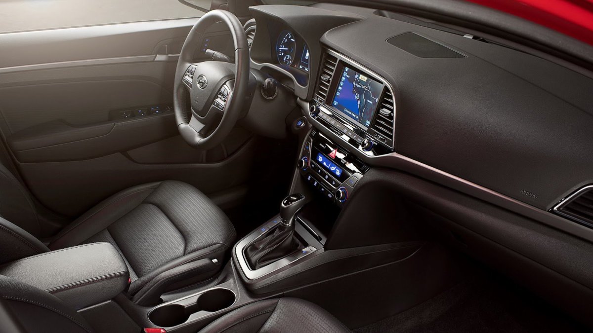 Kabina je kvalitnější a útulnější, Hyundai Elantra.