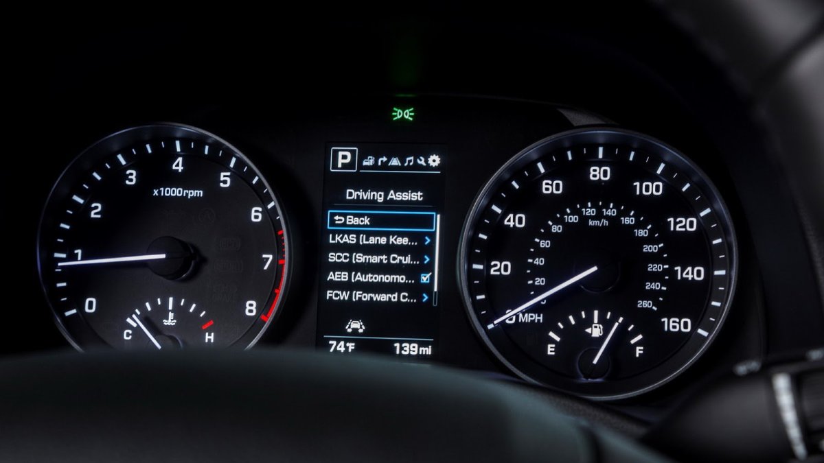 Mezi budíky je 4,2palcový TFT displej, Hyundai Elantra.