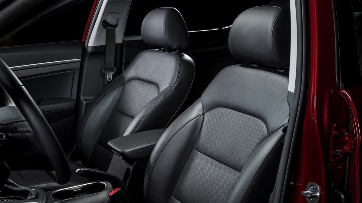 Přední sedačky mají dostatečné boční vedení, Hyundai Elantra.