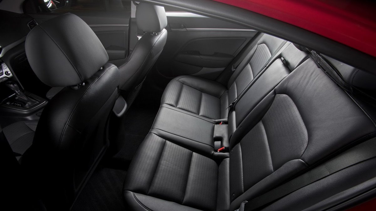 Při rozvoru 2692 mm je vzadu dostatek místa, Hyundai Elantra.