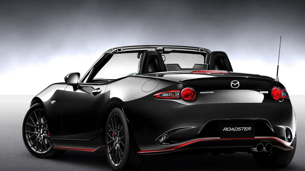 Auto se odlišuje bodykitem i červenými a černými detaily, Mazda Roadster Racing.