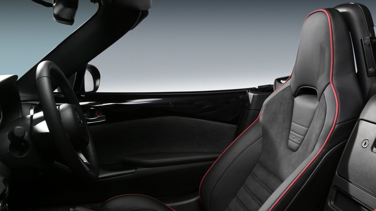 Auto se odlišuje bodykitem i červenými a černými detaily, Mazda Roadster Racing.