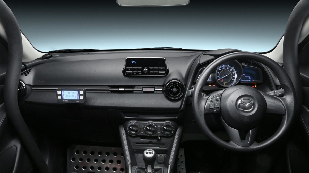 Kabina se sportovními sedadly je kompletně odstrojená, Mazda Demio 15MB Racing Spec.