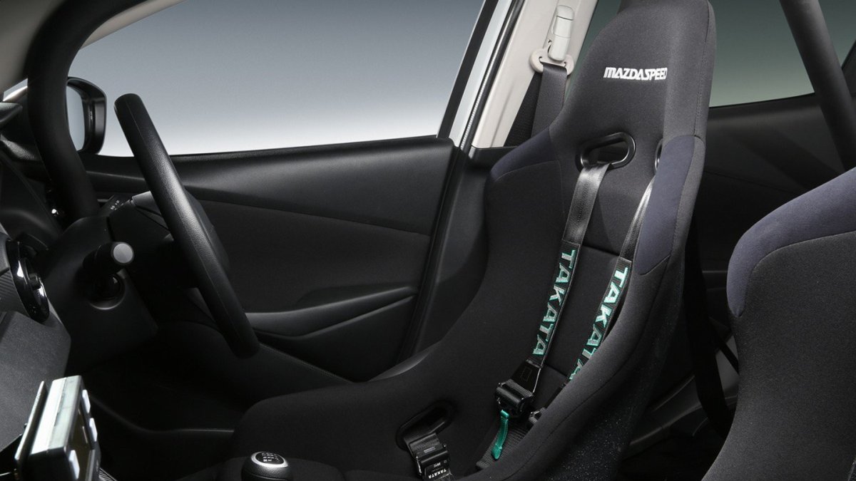 Kabina se sportovními sedadly je kompletně odstrojená, Mazda Demio 15MB Racing Spec.