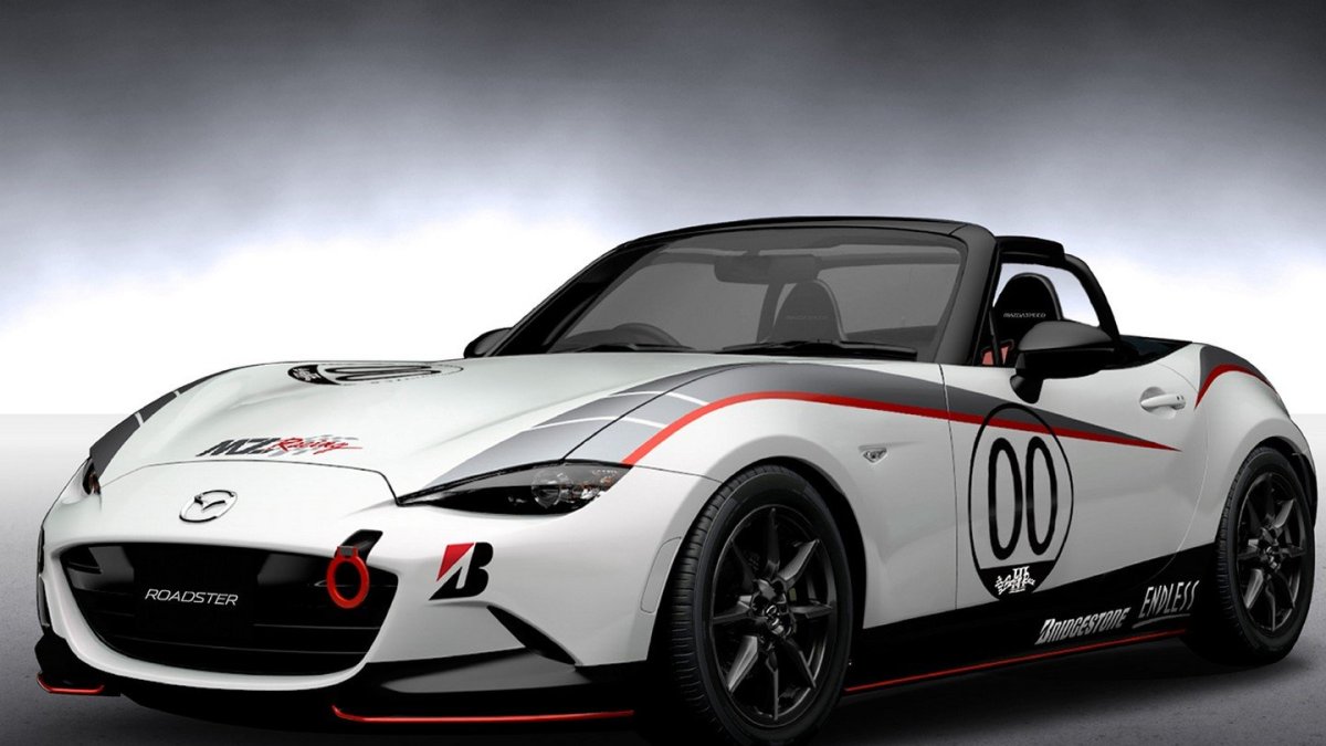 Zvenku poznáte vůz především podle válečného zbarvení, Mazda Roadster NR-A Racing.
