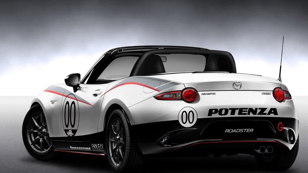 Zvenku poznáte vůz především podle válečného zbarvení, Mazda Roadster NR-A Racing.