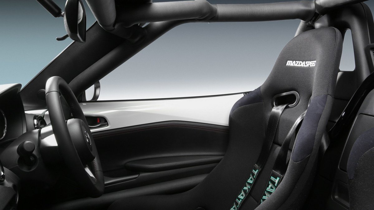 Kabině dominuje klec a sportovní sedačky, Mazda Roadster NR-A Racing.