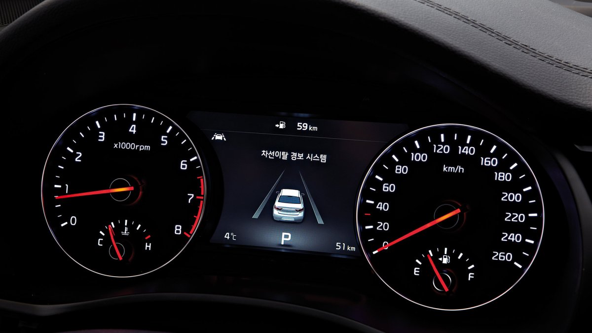 Kia K7 se ve druhé generaci svým luxusem posunula až za hranice vyšší střední třídy.