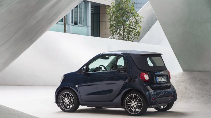 Smart Fortwo Cabrio Brabus dostal 109 koní a pohon zadních kol.