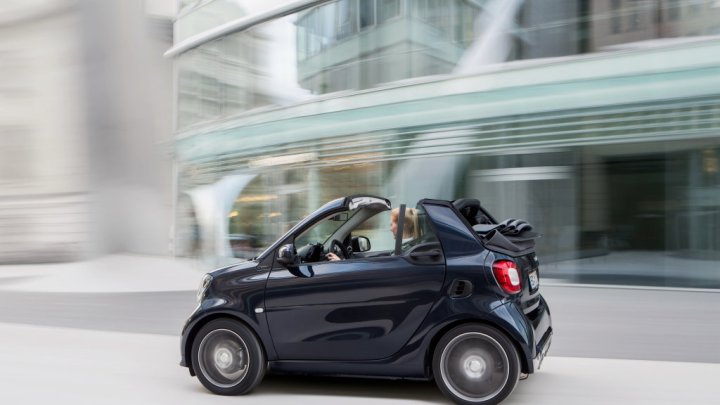 Smart Fortwo Cabrio Brabus dostal 109 koní a pohon zadních kol.