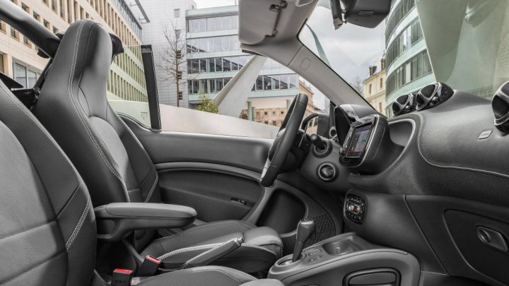 Smart Fortwo Cabrio Brabus dostal 109 koní a pohon zadních kol.