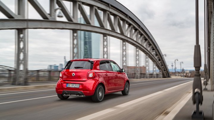 Smart Forfour Brabus má 109 koní a pohon zadních kol.