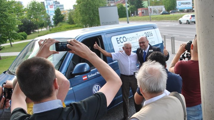 Volkswagen Transporter a Gerhard Plattner těsně po příjezdu do Prahy