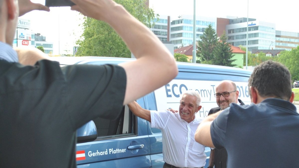 Volkswagen Transporter a Gerhard Plattner těsně po příjezdu do Prahy