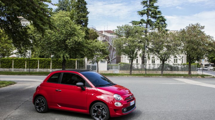 Fiat 500S hraje na sportovní notu, technika je nicméně zcela sériová.